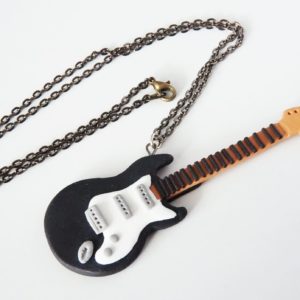 Collier guitare noire et blanche