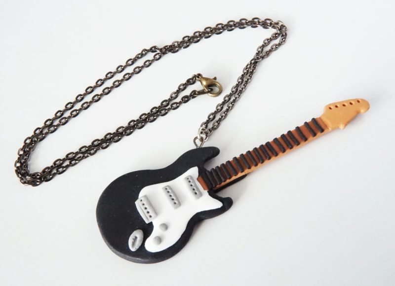 collier guitare électrique noire et blanche polymère fimo