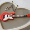 collier guitare électrique rouge polymère fimo
