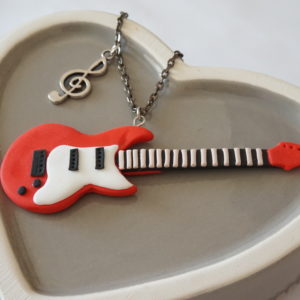 Collier guitare électrique rouge et blanche