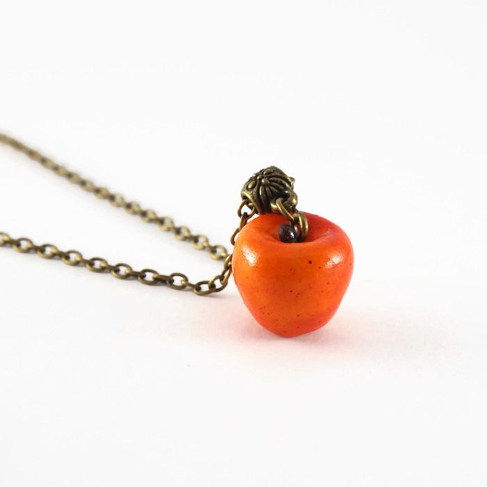 collier pomme rouge fimo